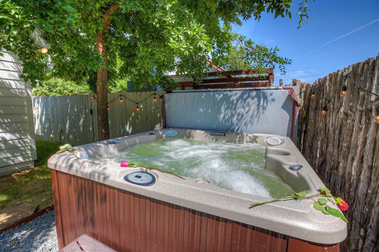 Luxury Combo Walk To Main With Hot Tub-Firepit Villa Fredericksburg Buitenkant foto